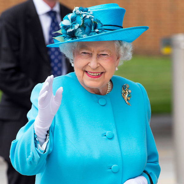 Publican Un Clip En El Que La Reina Isabel Ii Aparece Haciendo El Saludo Nazi Cuando Era Nina Foto E Online Latino Mx